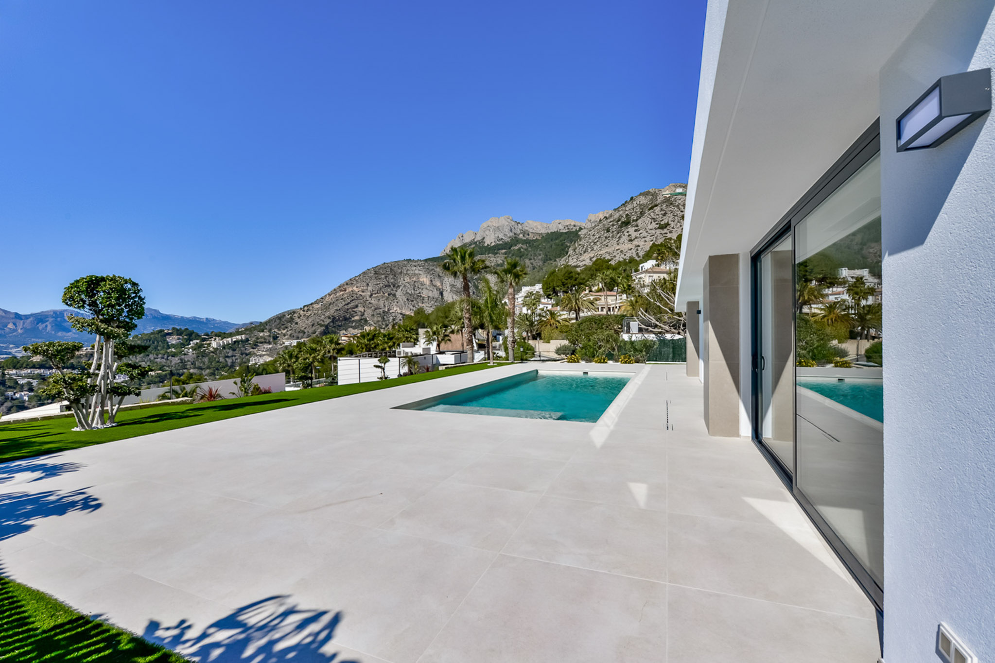 C4XY8342ALT - C4XY8342ALT Villa moderna con vistas al mar y a la montaña en venta en Altea.