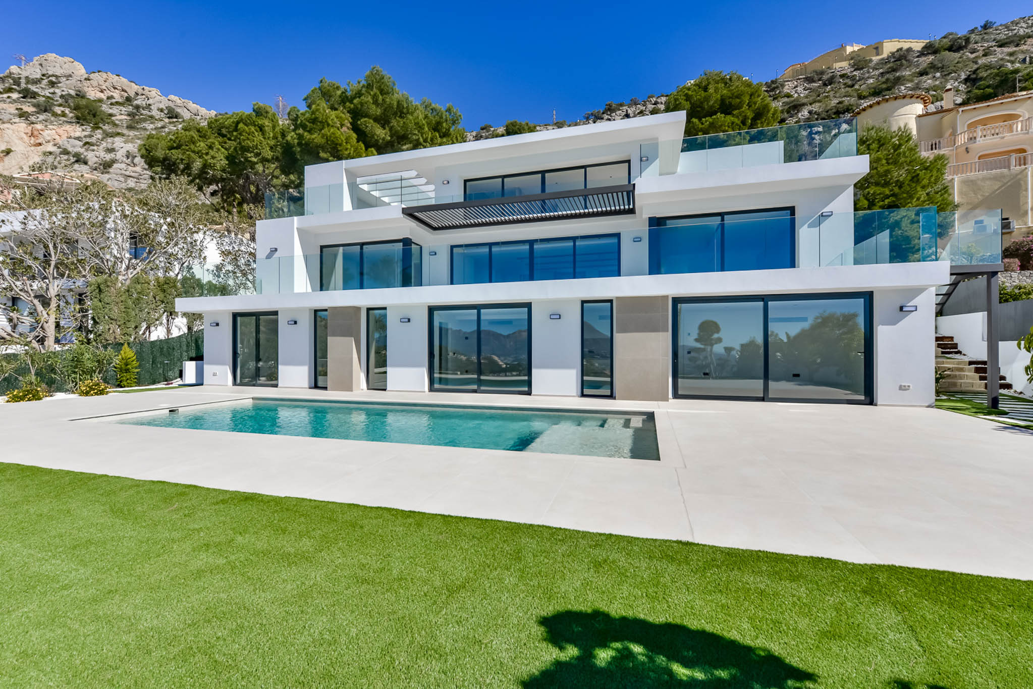 C4XY8342ALT - C4XY8342ALT Villa moderna con vistas al mar y a la montaña en venta en Altea.