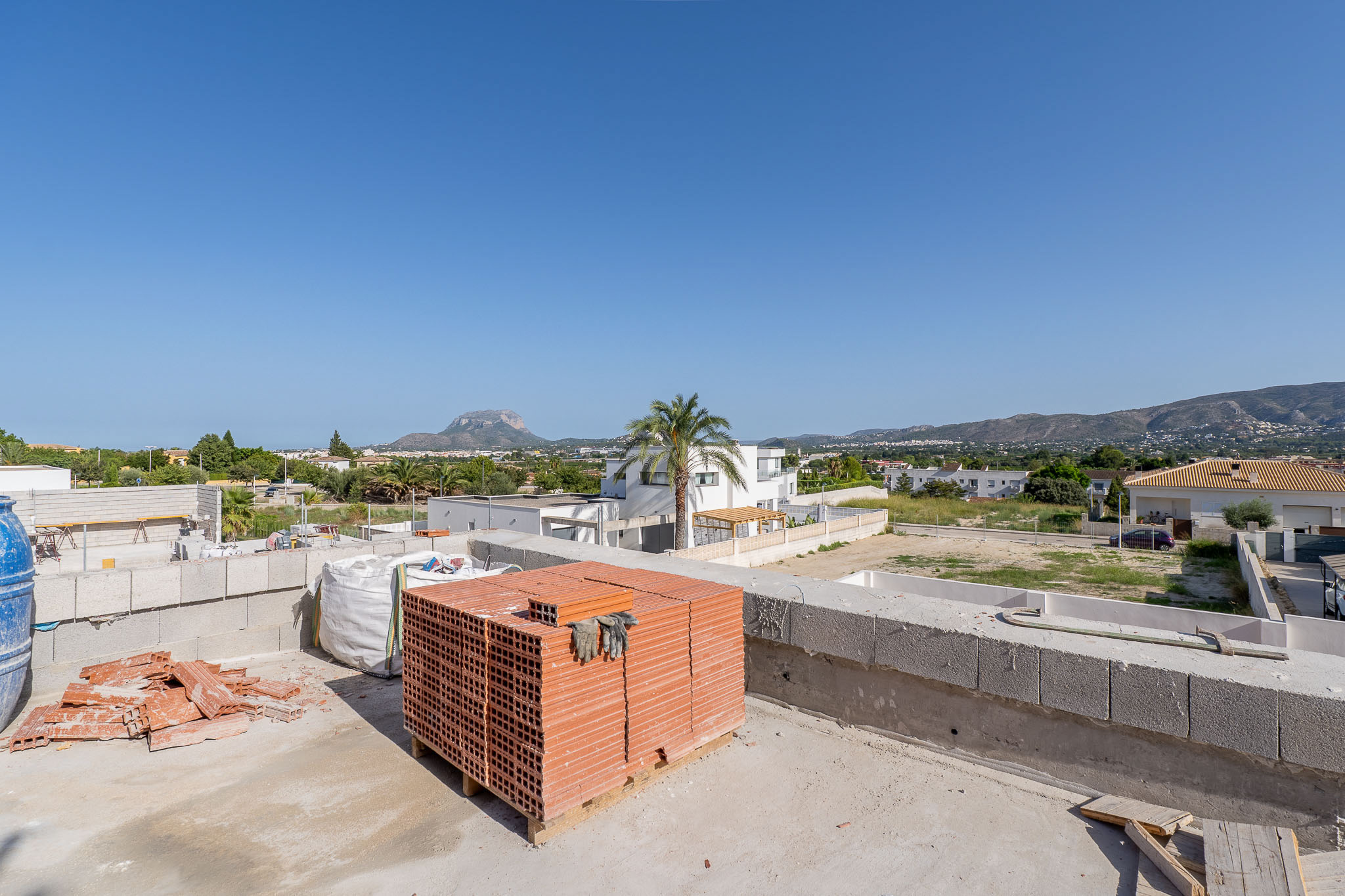 8351BEN - 8315BEN Villa neuve en construction avec vue sur la mer et la montagne.