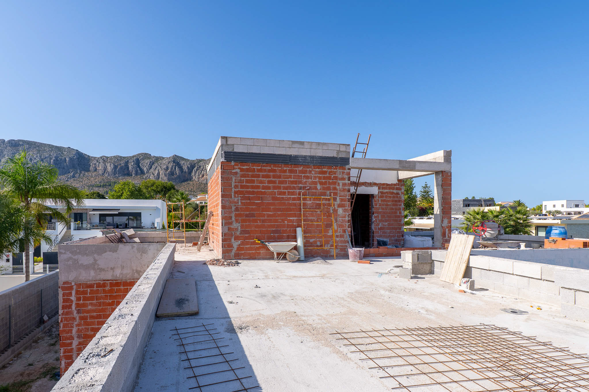 8351BEN - 8315BEN Villa neuve en construction avec vue sur la mer et la montagne.