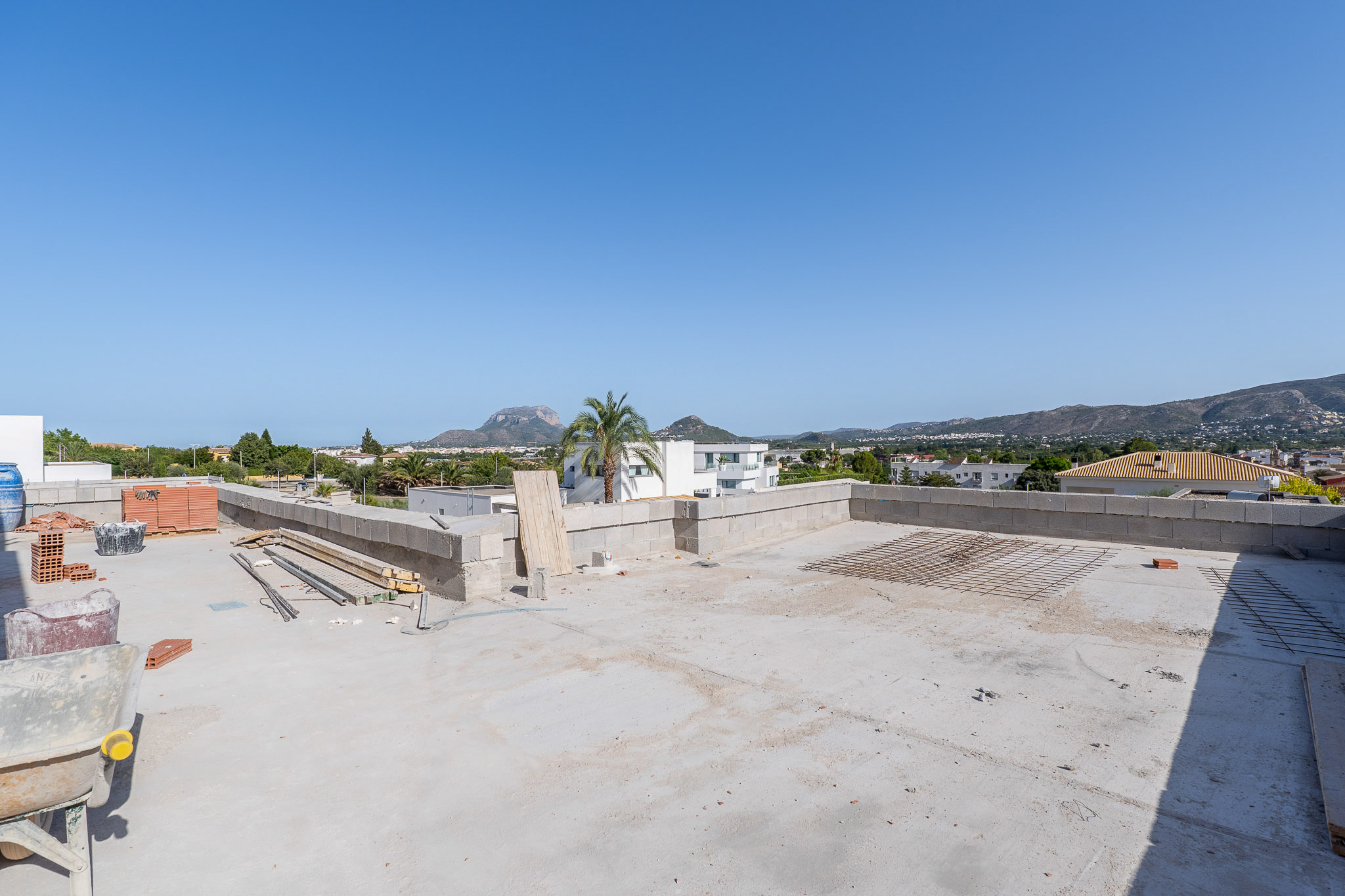 8351BEN - 8315BEN Villa neuve en construction avec vue sur la mer et la montagne.