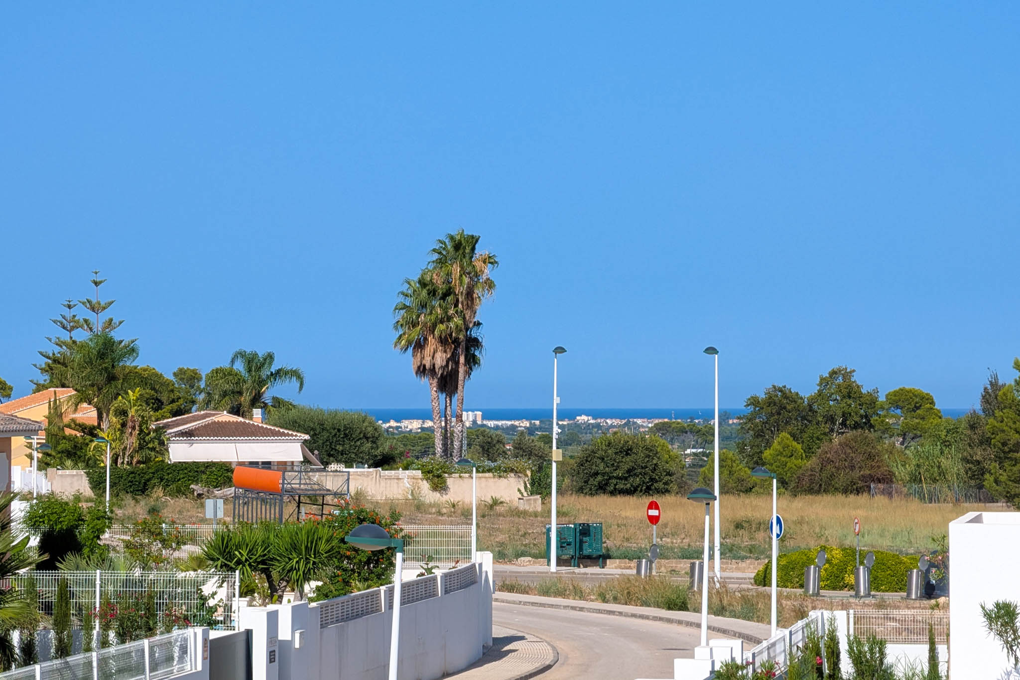8351BEN - 8315BEN Villa neuve en construction avec vue sur la mer et la montagne.