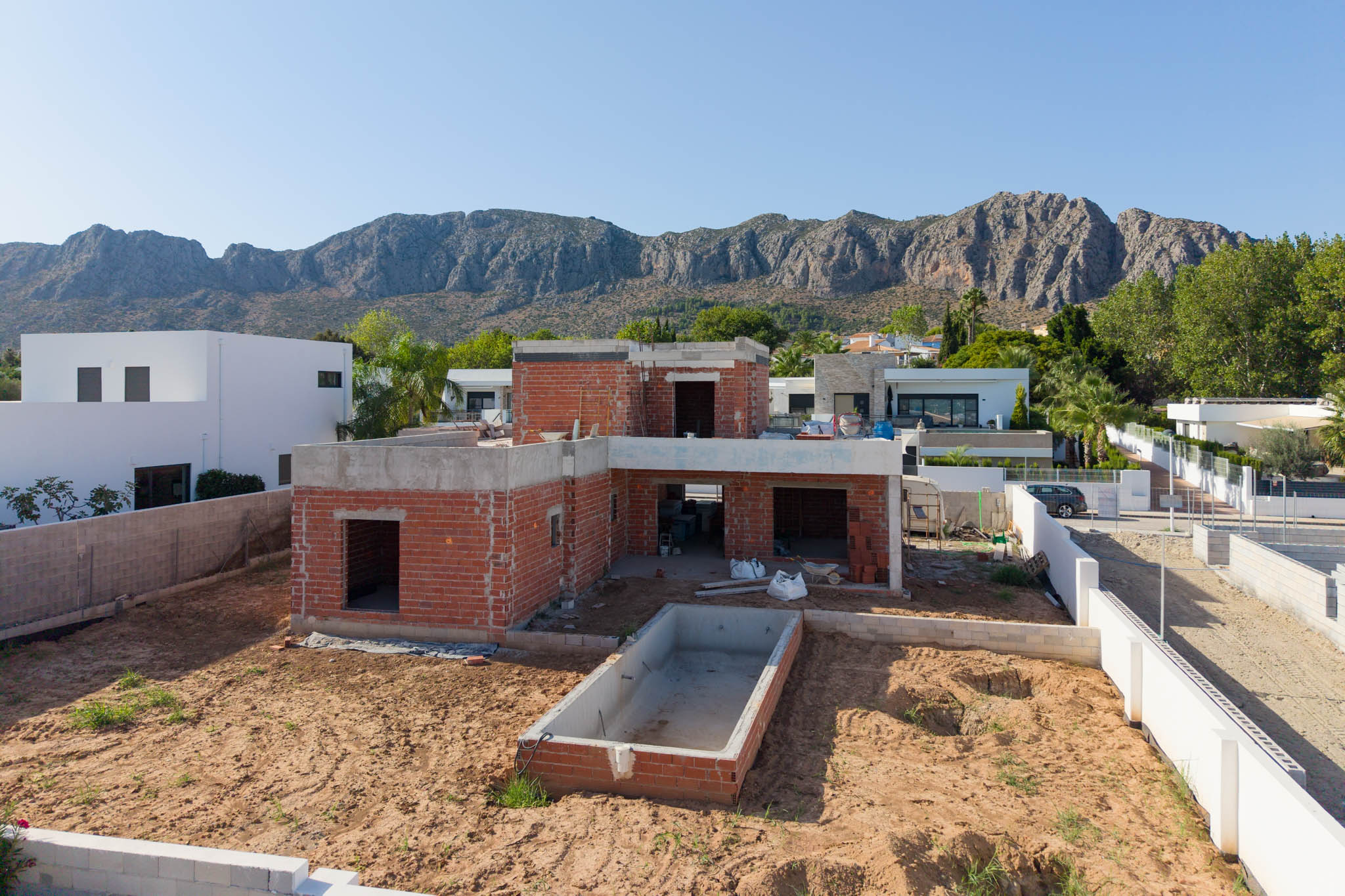 8351BEN - 8315BEN Villa neuve en construction avec vue sur la mer et la montagne.