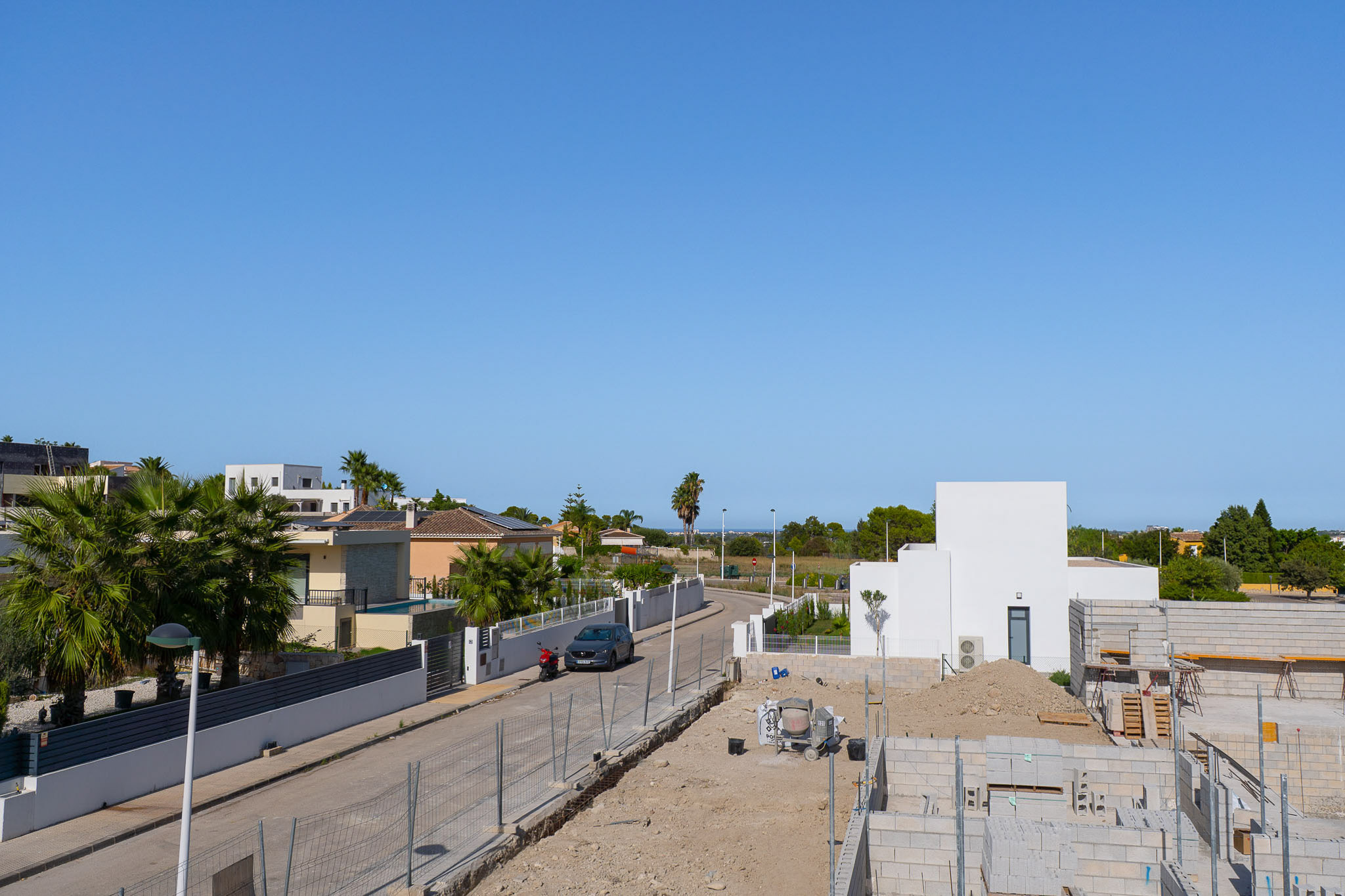 8351BEN - 8315BEN Villa neuve en construction avec vue sur la mer et la montagne.